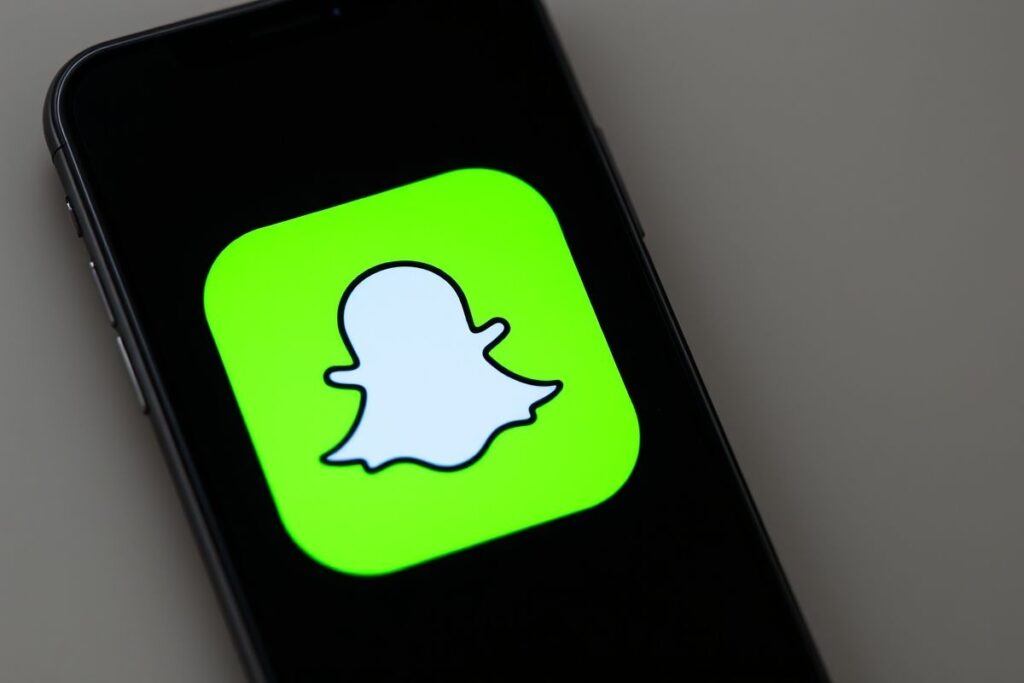 How to log in to Snapchat Feed?